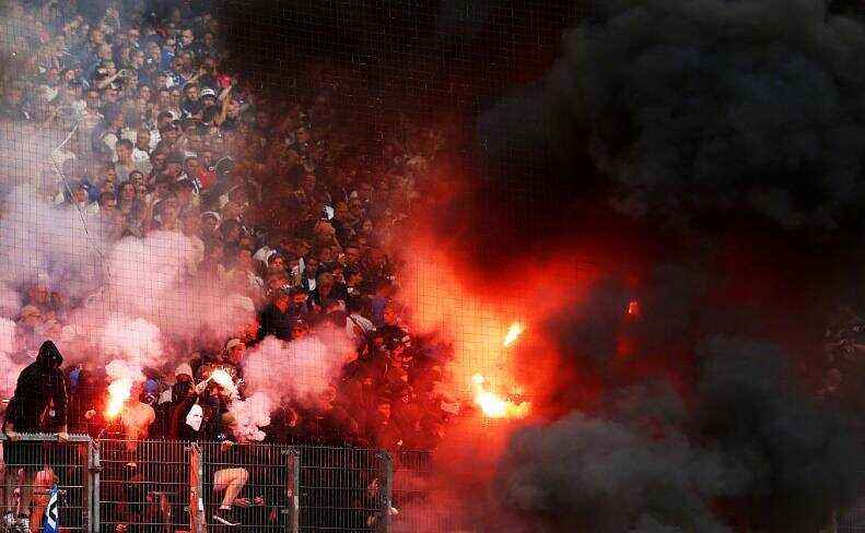 乐鱼体育app-德甲球迷为什么要扔杂物